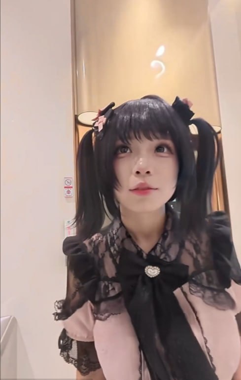 📱咕姆 gomu 户外跳蛋塞穴狂震到腿软 马路中央当众羞耻放尿后被操到花枝乱颤当着无人的夜路把淫水与尿一起喷出来，黑丝大腿湿透