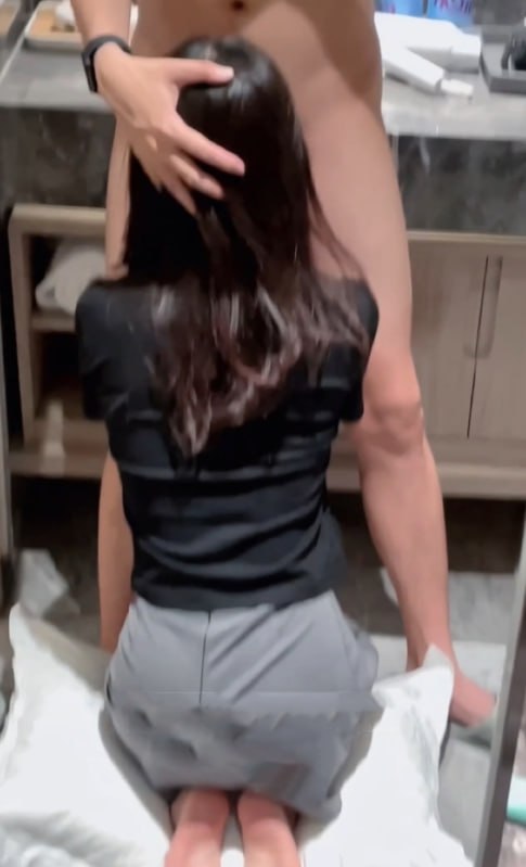 📱推特私房摄影大师 像素诗人 约拍极品女神模特 全裸特写私处 中途受不了直接推倒爆操中出拍摄中途欲望彻底失控，直接推倒在浴室跪地深喉，对着性感的蜜桃美臀狠狠打桩狂操到腿软高潮